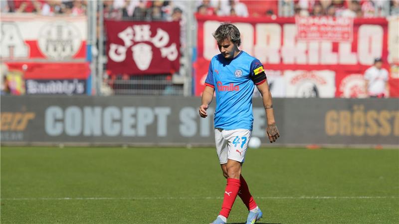 John Tolkin muss mit Holstein Kiel nach einer Saison wieder in die 2. Liga.