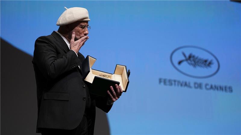 John Travolta wurde mit der Goldenen Ehren-Palme überrascht.