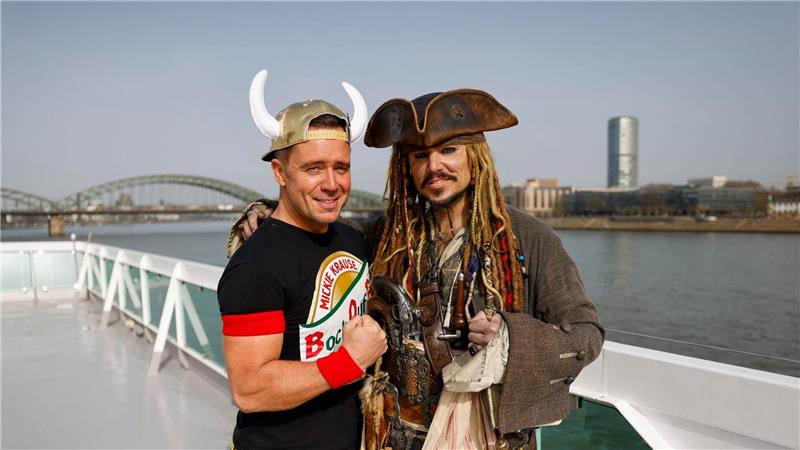 „Johnny Däpp“-Sänger und Johnny-Depp-Double schippern über den Rhein.