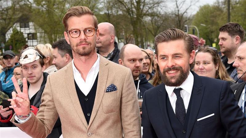 Joko und Klaas verlängern Exklusiv-Vertrag mit ProSieben Joko Winterscheidt (l) und Klaas Heufer-Umlauf bleiben ihrem Haussender ProSieben treu.