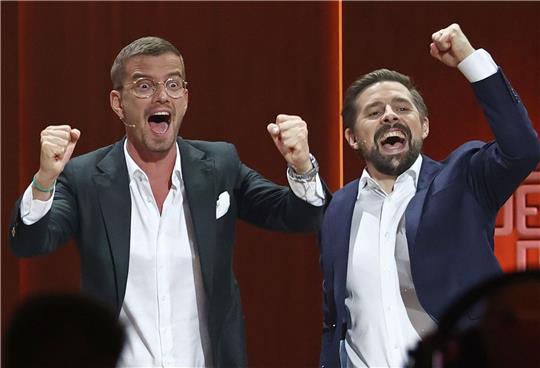 Joko Winterscheidt (l) und Klaas Heufer-Umlauf haben bei «Joko und Klaas gegen ProSieben» einen Programmtag bei dem Sender ergattert.