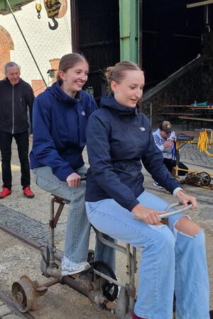 Schule-Kultur-Projekt: Was ist am Rammelsberg passiert? Jolina Chrzanowski und Cosma Kolbe testen das Grubenfahrrad.