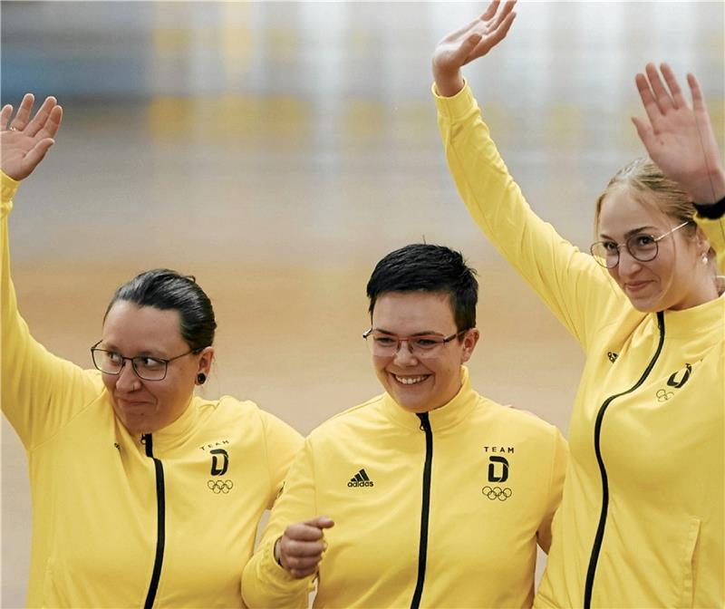 Sportschützin Jolyn Beer gewinnt zum Abschluss Bronze Jolyn Beer, Lisa Müller und Anna Janssen (v. li.) freuen sich über die Bronzemedaille im Team in der Disziplin Kleinkaliber Dreistellungskampf über 50 Meter. Foto: Team Deutschland