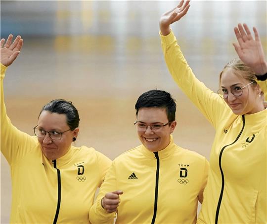 Jolyn Beer, Lisa Müller und Anna Janssen (v. li.) freuen sich über die Bronzemedaille im Team in der Disziplin Kleinkaliber Dreistellungskampf über 50 Meter. Foto: Team Deutschland