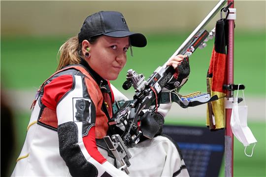 Jolyn Beer, hier bei den Olympischen Spielen in Tokio, feiert in Südkorea mit dem deutschen Kleinkaliber-Team ihren nächsten Weltcup-Sieg. Foto: dpa/Woitas