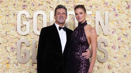 Jon Hamm und Anna Osceola  hatten sich beim Dreh der finalen Folge der Dramaserie „Mad Men“ kennengelernt.