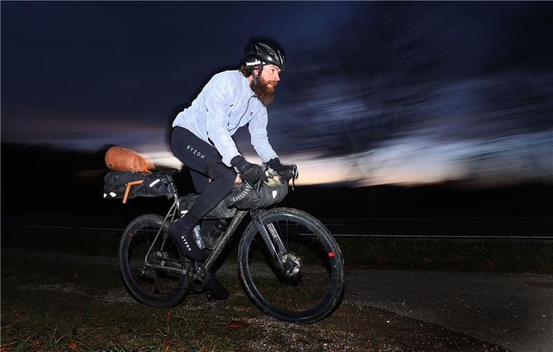 Jonas Deichmann im November 2021 bei seinem «Triathlon um die Welt».