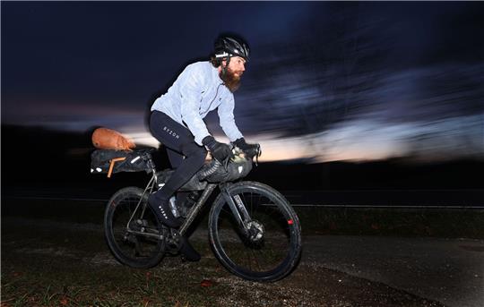 Jonas Deichmann im November 2021 bei seinem «Triathlon um die Welt».