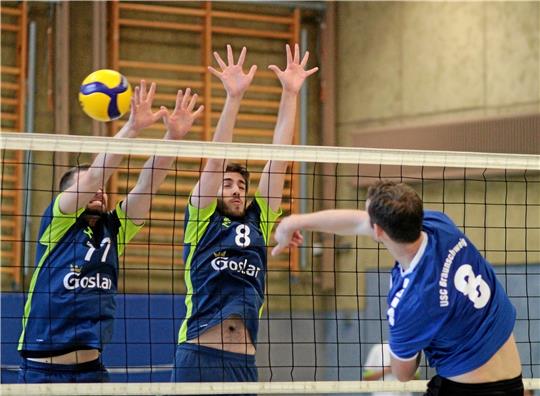 Jonas Jahns (li.) und Nader Jawhary vom 1. VC Goslar bestehen auch in der Partie gegen den USC Braunschweig V und bauen die Tabellenführung aus. Foto: Gietemann