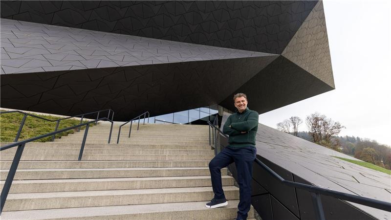 Die großen Sommerfestspiele im Überblick Jonas Kaufmann vor dem Festspielhaus in Erl. (Archivbild)