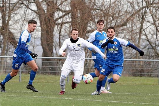 Jonas Lindemann (li.), hier im Testspiel beim Goslarer SC 08, kehrt für die Begegnung am Sonntag gegen den SV Lengede wieder in den Kader der TSG Bad Harzburg zurück. Foto: Neuendorf