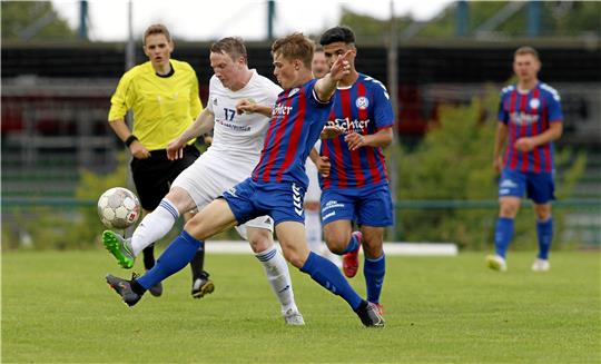Jonas Lindemann (li.) und die TSG Bad Harzburg spielen am Sonntag gegen den SSV Nörten-Hardenberg. Nach der Niederlage in Salzgitter will sich das Team von einer besseren Seite präsentieren. Foto: Epping