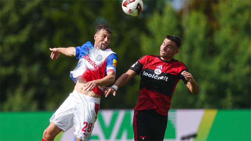 Jonas Meffert (Holstein Kiel, l) und Alexios Kalogeropoulos (1. FC Nürnberg) in Zweikampf.