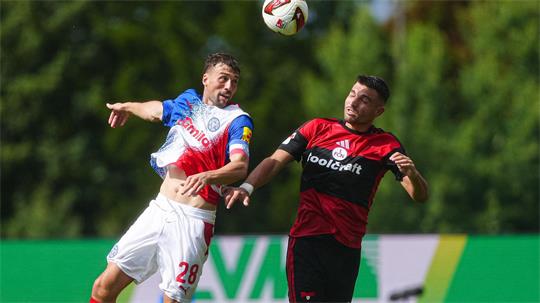 Jonas Meffert (Holstein Kiel, l) und Alexios Kalogeropoulos (1. FC Nürnberg) in Zweikampf.