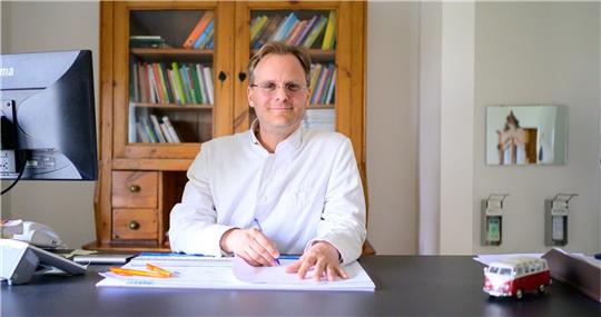 Jonas Niemann, Hausarzt, steht in einer seiner Praxisräume.