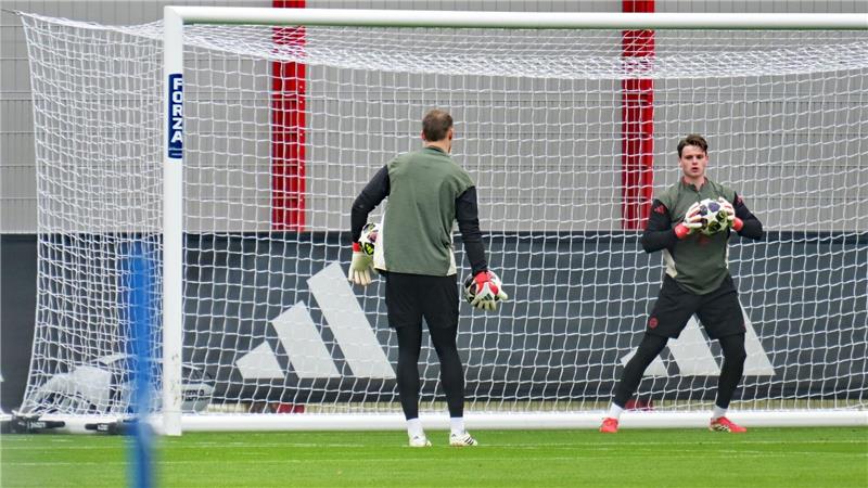 Jonas Urbig beim Abschlusstraining in Aktion, links Manuel Neuer.