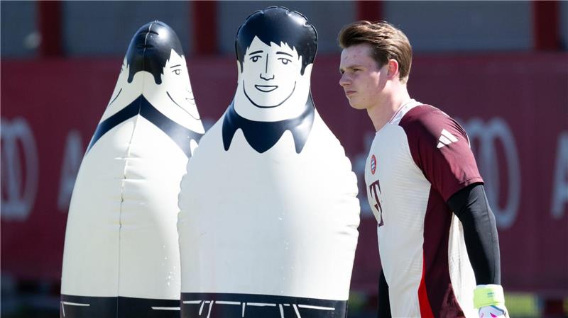 Bayern ohne Neuer gegen Inter - Binde für Müller? Jonas Urbig steht auch in Mailand wieder im Bayern-Tor.