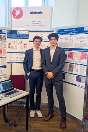 Jonas Knaup und Ben Schüler an ihrem Stand mit Infografiken.