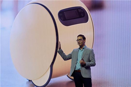 Jonathan Gabrio, Leiter des Connected Experience Center bei Samsung Electronics America, präsentiert den kugelförmigen Roboter «Ballie».