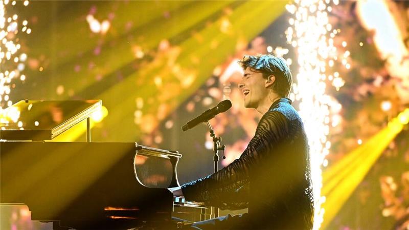 Schickt Stefan Raab bald wilde Mittelalter-Rocker zum ESC? Jonathan Henrich spielte an einem Flügel beim Vorentscheid.