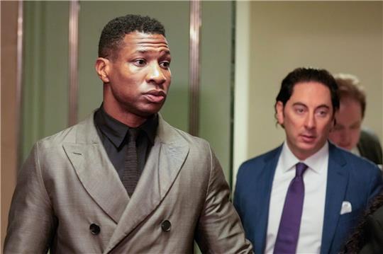 Jonathan Majors (l) wurde im März nach einem Vorfall mit seiner damaligen Freundin von der Polizei in Gewahrsam genommen.