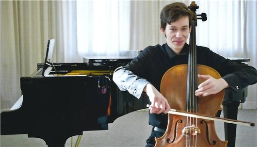 Jonathan Stolzenburg mit seinem Cello.