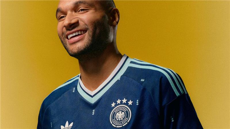 In Dunkelblau zur WM: DFB stellt Auswärtstrikot vor Jonathan Tah im neuen DFB-Auswärtstrikot.