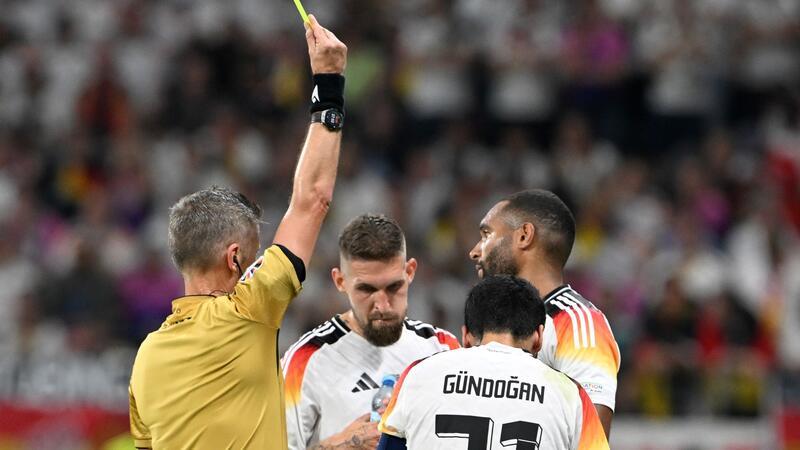 Zweite Gelbe Karte: Tah im EM-Achtelfinale gesperrt Jonathan Tah (r) wird wegen einer Gelbsperre im EM-Achtelfinale fehlen.
