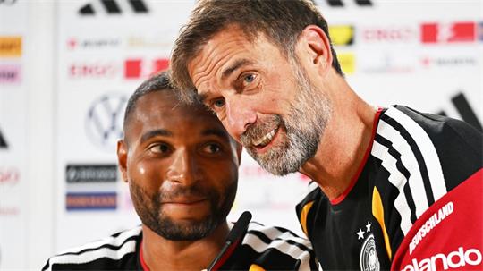 Jonathan Tah und Jürgen Klopp erlaubten sich ein Späßchen bei der Pressekonferenz. 