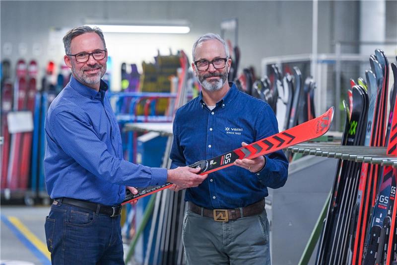 Skihersteller Völkl rechnet mit Umsatzzuwachs Jonathan Wiant (r), Chef von Ski Völkl, mit Produktionsleiter Franz Ederer im Völkl-Werk.