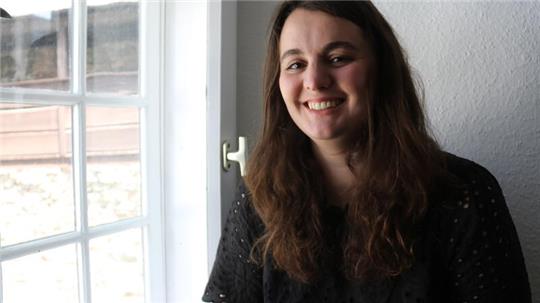 Jonë Zhitia am Turmfenster der Goslarer Stadtschreiber-Wohnung. Die dritte Wortwerkerin wird am 18. August in St. Jakobi offiziell in ihr Amt eingeführt.