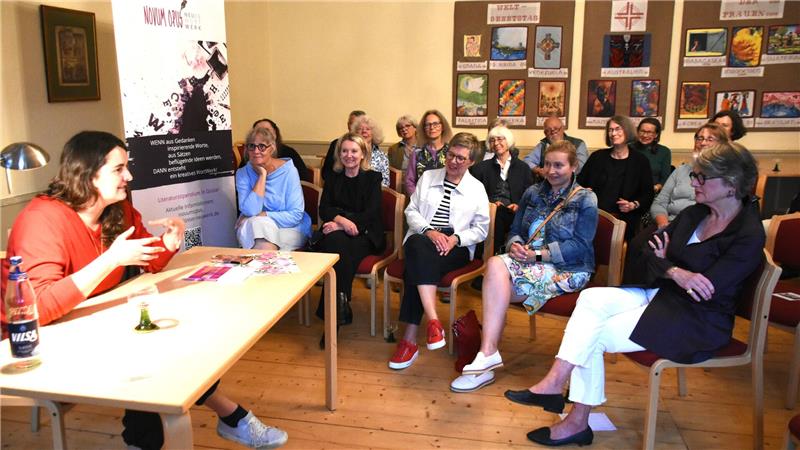 Jonë Zhitia erläutert auf Wunsch ihrer Zuhörerschaft ihre Sicht der Dinge über Sprache, Waffenlieferungen und Feminismus.