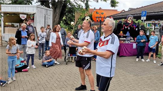 Jonglage zum Fest-Start 2022: Die Okeraner Lokalmatadoren von „Luftikus“ lassen die Mini-Bälle in die Höhe fliegen.