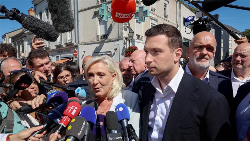 Jordan Bardella bekräftigte, er arbeite „Hand in Hand“ mit Marine Le Pen.