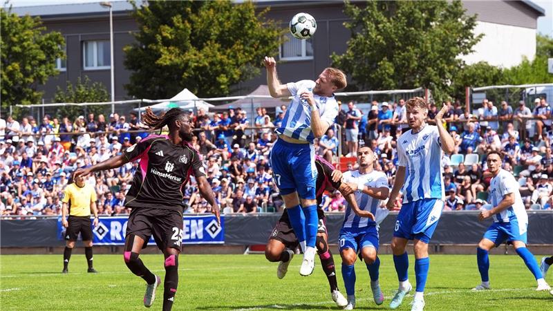 HSV verhindert gerade noch Pokal-Aus in Pirmasens Jordan Torunarigha (li) und der HSV sehen ganz schlecht aus