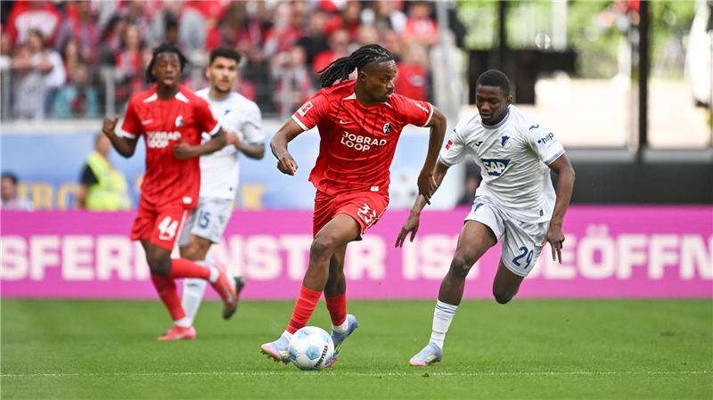Freiburg zittert nur kurz: 3:2 gegen Hoffenheim Jordy Makengo vom SC Freiburg im Laufduell mit Hoffenheims Bazoumana Toure.