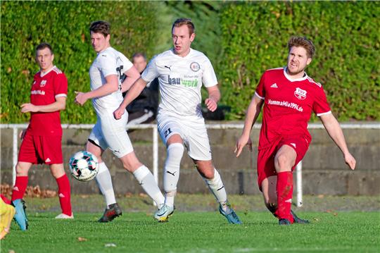 Josef Hegelmann (2. v. re.) und die SG Bredelem/Astfeld erleben beim 1:4 gegen den TSV Münchehof, rechts Gerrit Demmig, einen enttäuschenden Nachmittag. Foto: Drechsler