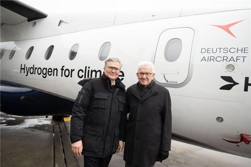 Josef Kallo (l), CEO der H2Fly mit Ministerpräsident Winfried Kretschmann auf dem Flughafen Stuttgart.