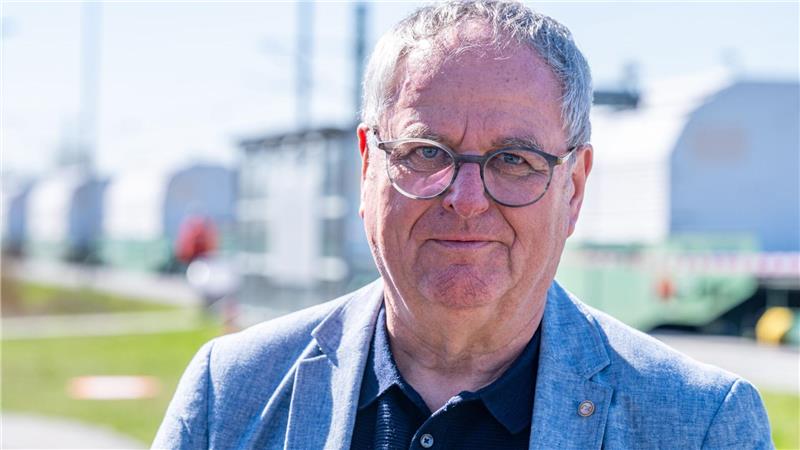 Castor-Behälter erreichen Zwischenlager - Stiller Protest Josef Klaus ist Bürgermeister von Niederaichbach. In der Gemeinde befindet sich das Zwischenlager, in das die Castor-Behälter gebracht werden.