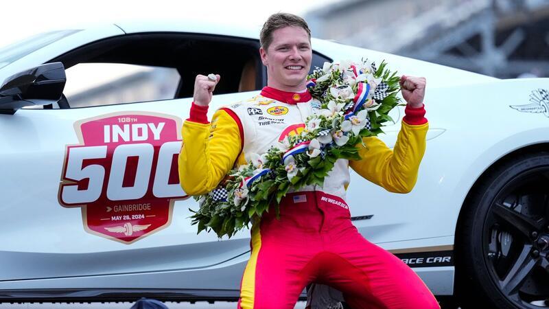 Josef Newgarden feiert nach seinem Sieg auf dem Indianapolis Motor Speedway.