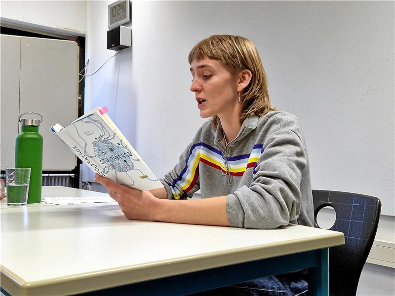 Josefine Sonneson liest in der RKS. Foto: Knoke