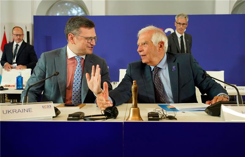 Ukraine drängt auf deutsche Marschflugkörper Josep Borrell (r), EU-Außenbeauftragter, und Dmytro Kuleba, Außenminister der Ukraine, sprechen miteinander am zweiten Tag des Treffens der EU-Außenminister in Toledo.