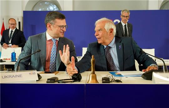Josep Borrell (r), EU-Außenbeauftragter, und Dmytro Kuleba, Außenminister der Ukraine, sprechen miteinander am zweiten Tag des Treffens der EU-Außenminister in Toledo.