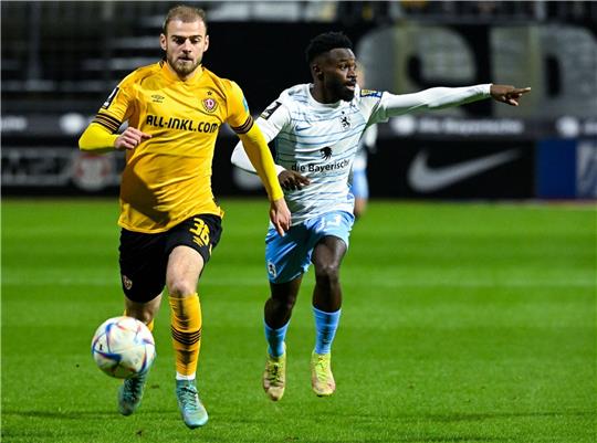 Joseph Boyamba (r) von München und Max Kulke von Dresden kämpfen um den Ball.