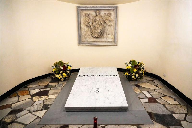 Grab von Papst Benedikt XVI. für Öffentlichkeit zugänglich Joseph Ratzinger liegt im Grab seines polnischen Vorgängers Papst Johannes Paul II. in der Grotte des Petersdoms.