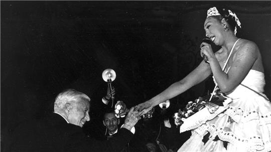 Josephine Baker - hier auf einem Foto aus den 50er Jahren mit Charlie Chaplin.