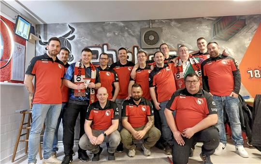 Josh Rock (3. v. li.) ist amtierender Juniorenweltmeister. Die Nummer 29 der Welt ist in Lengde mit Landsmann John O’Shea (rechts mit Schal) zu Gast. Foto: Hohaus