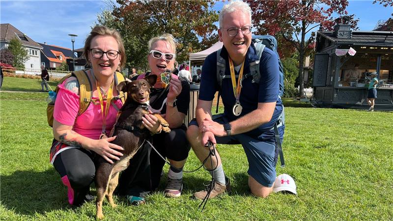 Beim 7. Hahnenkleer Wandermarathon wird ein Dackel zum Star Joshi, inmitten seiner Lieben, hat für seine tierischen Leistungen sogar eine Medaille bekommen.