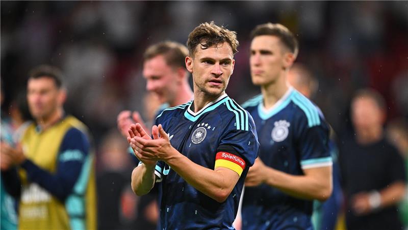 Ohne Neuer in den Test der Emotionen - Karl droht WM-Aus Joshua Kimmich applaudiert nach dem Testsieg gegen Finnland. (Archivbild)