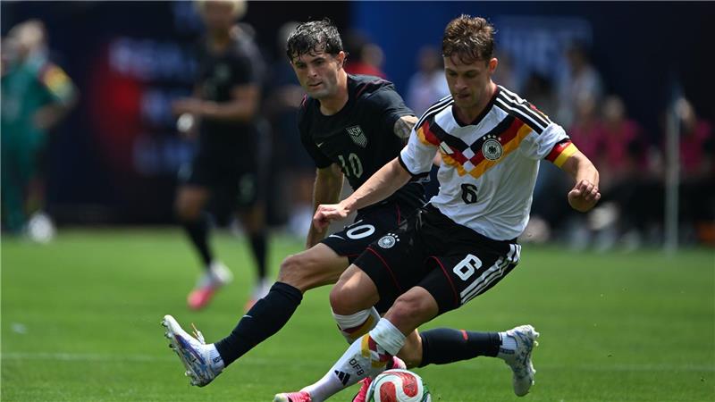 Nach Karl-Schock: Sané sorgt für Sieg bei WM-Generalprobe Joshua Kimmich im Zweikampf bei der WM-Generalprobe gegen die USA.